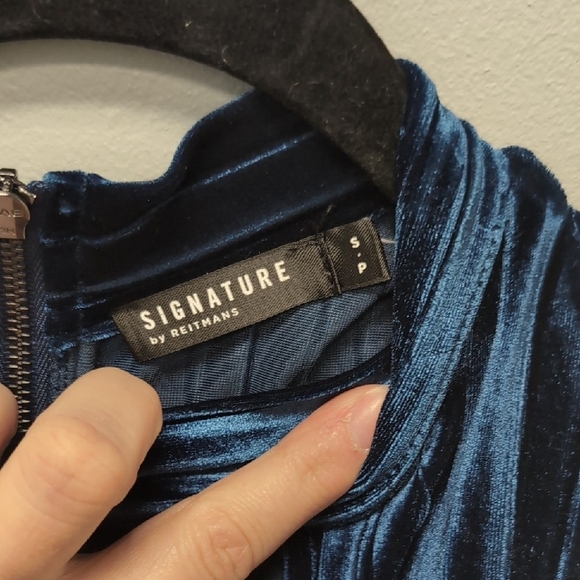 Signature By Reitmans Navy Blue Size Small Velvety Sleeveless Top - Picture 3 of 4